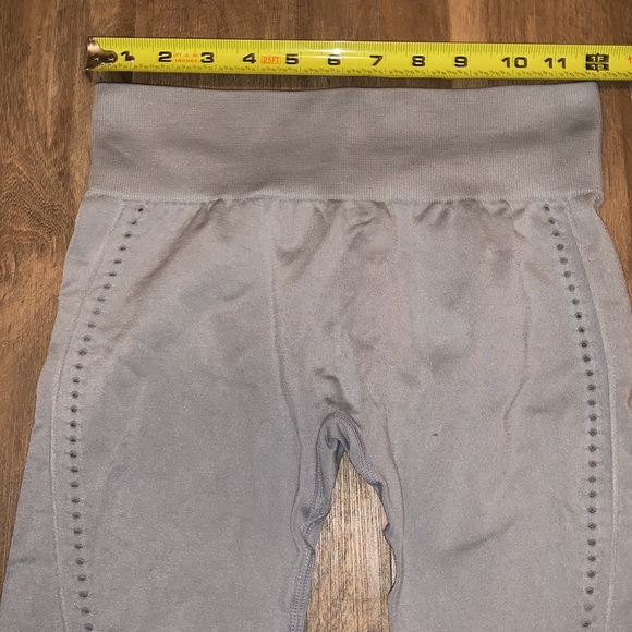 ✨HP✨ Fabletics Seamless High-Waisted Solid Capri - Picture 6 of 7